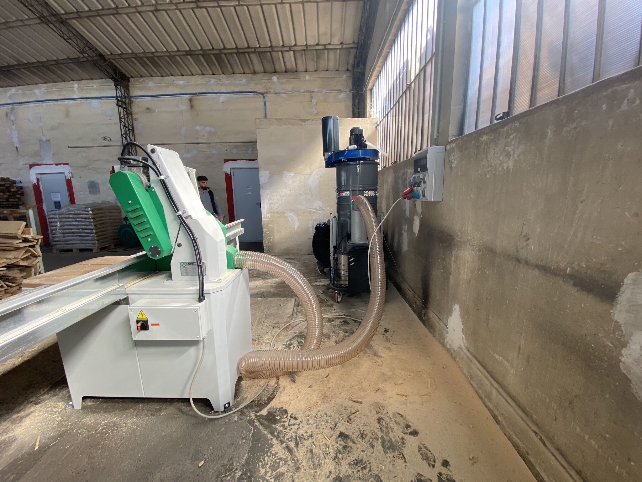 Tekniker som kontrollerar industridammutsug i snickeriverkstad