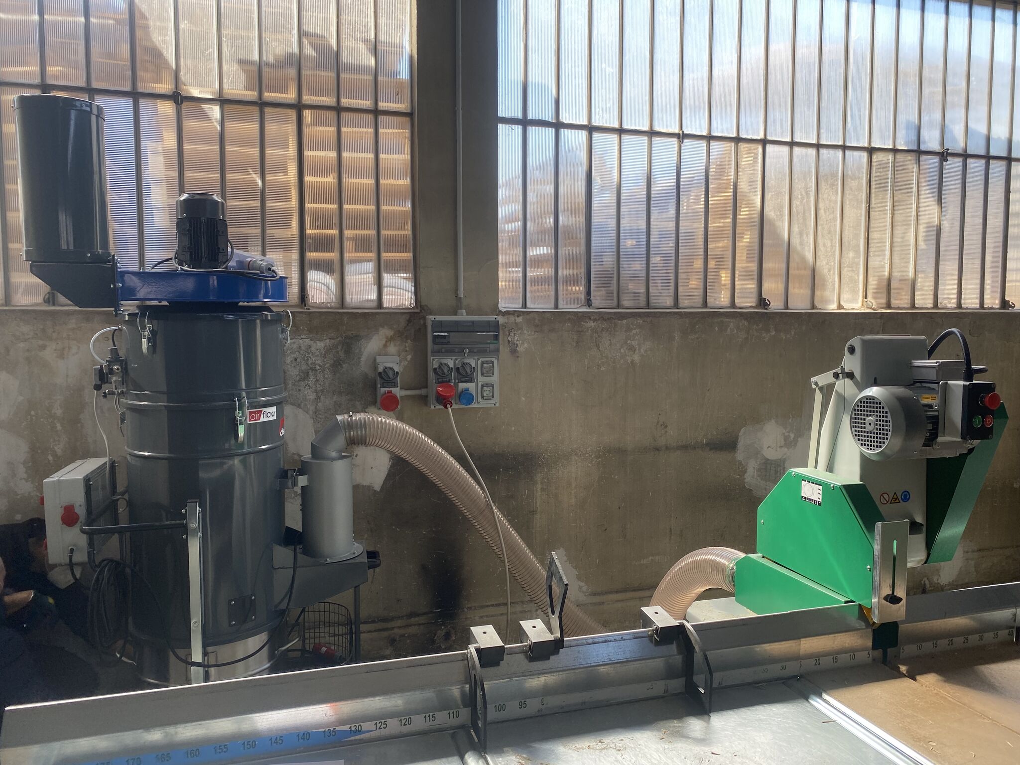 Detaljbild på anslutning mellan dammutsug och såg