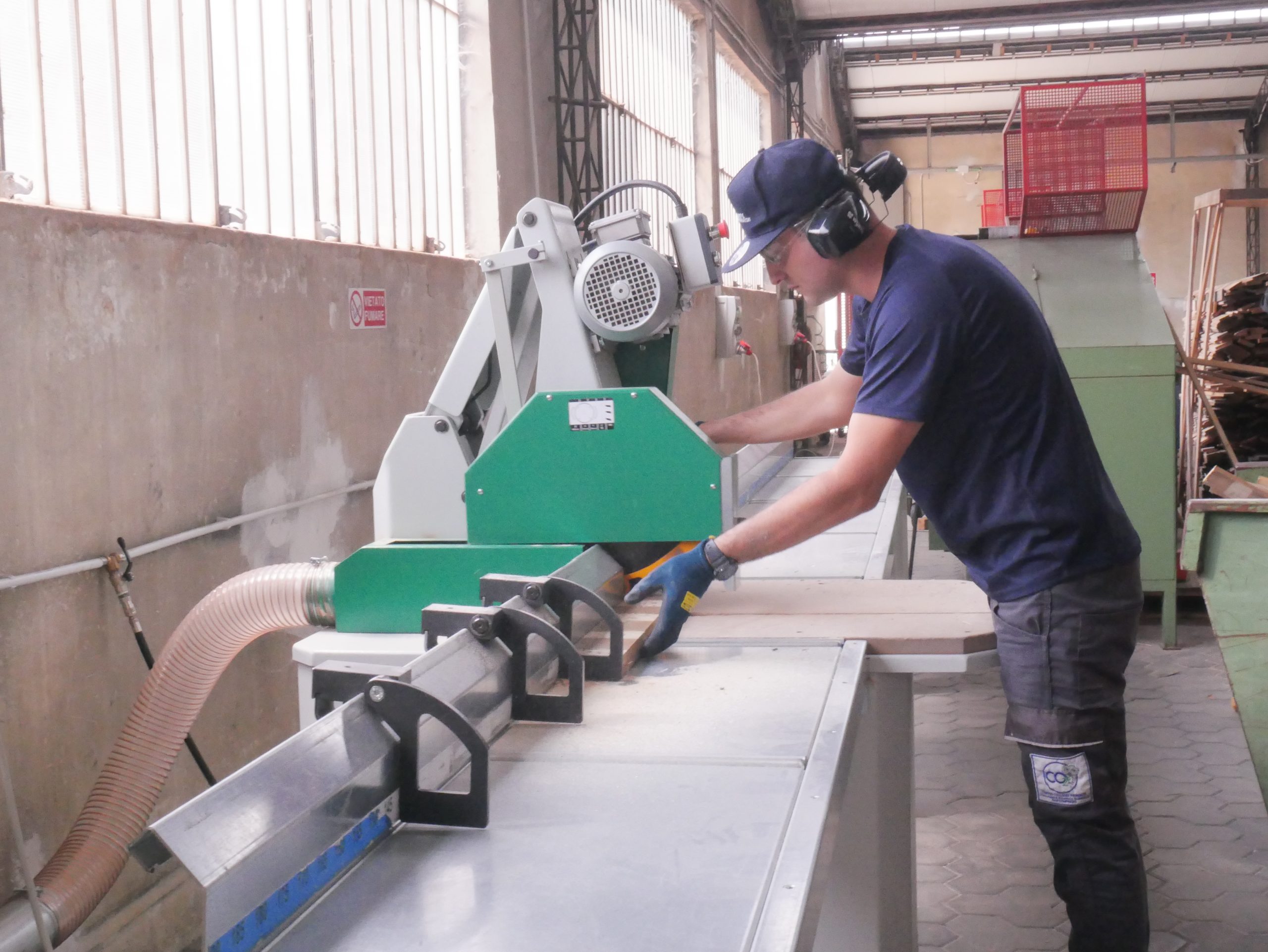 Dammutsug anslutet till snickerimaskin med slangar